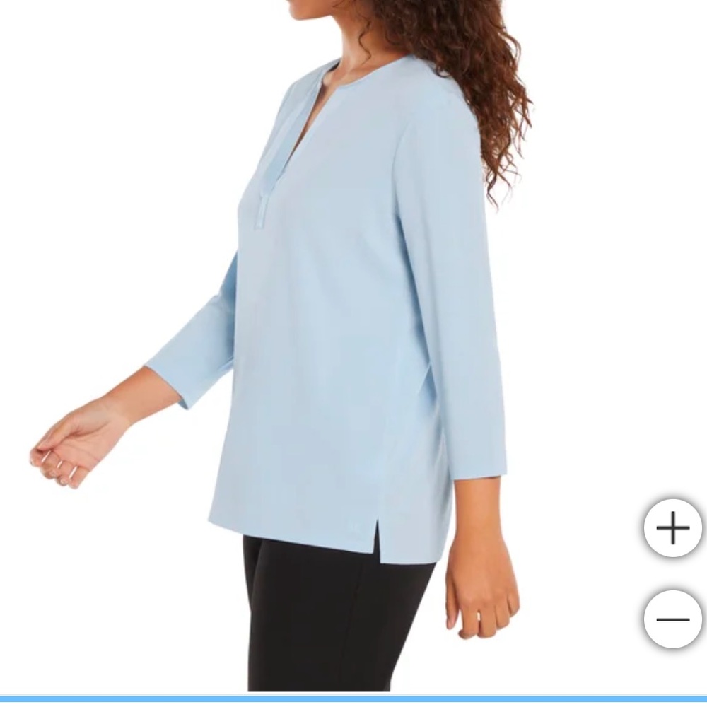 Banana Republic women’s 3/4 sleeve. Women's Light Blue V-Neck Top - Picture 2 of 4